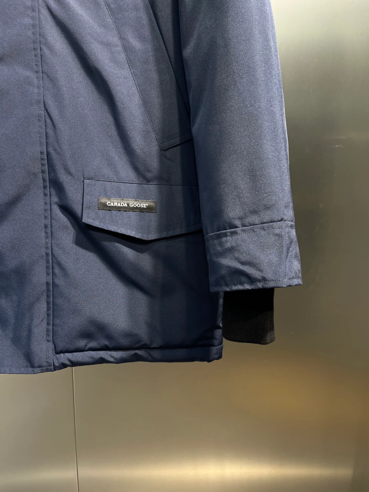 P840 𝘾𝘼𝙉𝘼𝘿𝘼 𝙂𝙊𝙊𝙎𝙀Big Goose 13# The design of Big Goose 13 is simple and elegant, a little longer than the 08 model, more suitable for men and suitable for business people. This down jacket is popular for its simple design, which is not only practical but also has a certain sense of fashion. In terms of applicability, the Daye 13 model provides good thermal insulation performance. Its thermal insulation coefficient is level 5, which can provide enough warmth and is suitable for wearing in cold environments. In addition, the Daye 13 model also has a high cost performance. Compared with other models, it provides a better balance between price and performance, making it more competitive in the market.  size：xs-xxl